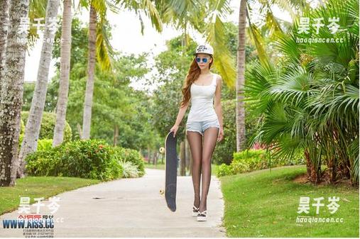 嘿，姑娘！在爱丝的写真海洋中，资源就像那一丝微风！