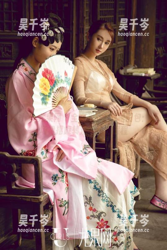 UGirls尤果网-温鈊怡 UGirls尤果网 - 全套温鈊怡短裙图包:一场裙摆旋转后的迷幻旅程