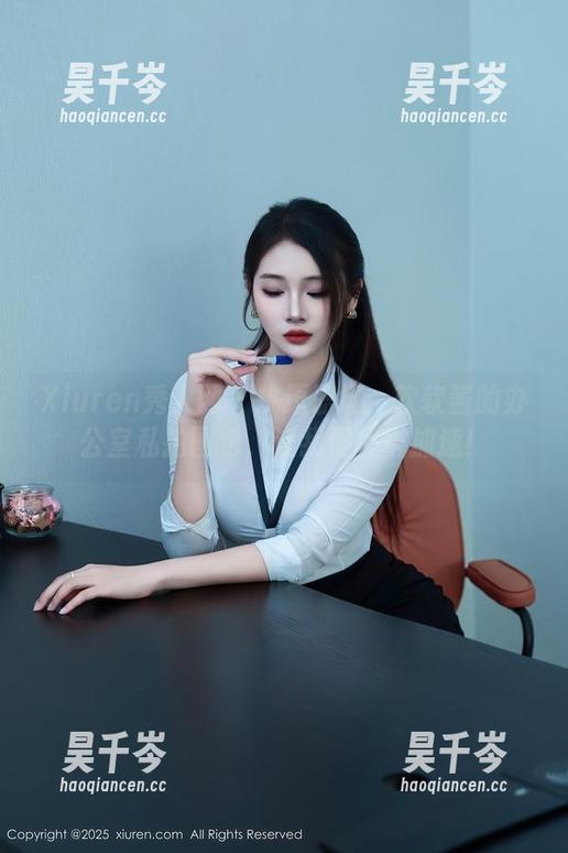Xiuren秀人网-软软酱 Xiuren秀人网 - 挑逗职场:软软酱的办公室私拍图包,让我们心跳加速!