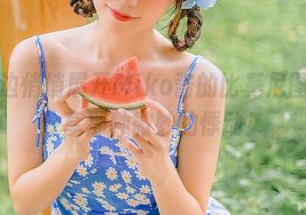 在床边悄悄展开Miko酱的比基尼图包，分享那种微妙的悸动！