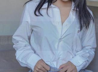 喵糖映画 – 泳池的秘密——打开蠢沫沫的图包，看那水中柔美的影子！