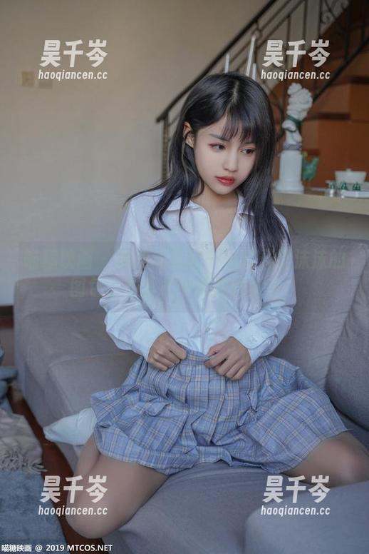 喵糖映画 - 泳池的秘密——打开蠢沫沫的图包，看那水中柔美的影子！