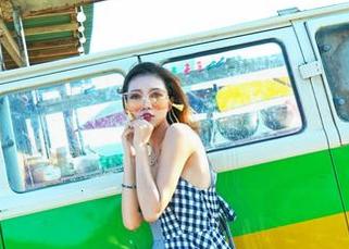 嗲囡囡 – 在光影中细语：SiByl李思宁的秘书写真图集，绝对让你想多！