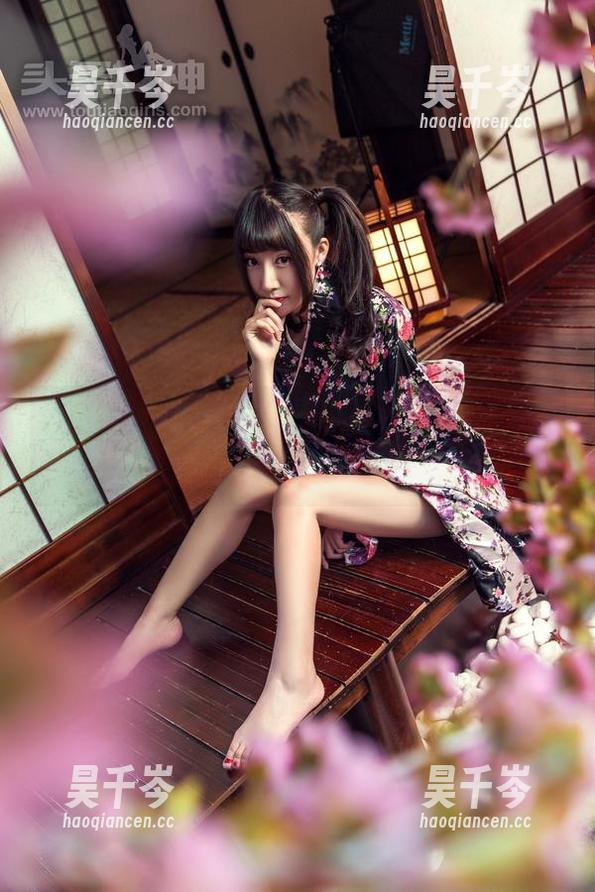 头条女神 - 别错过琳琳的图包，花漾少女，简直是朋友圈的‘魅力黑洞’！