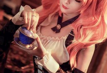 奶狮不咬人白裙作品集：高清展示美丽的瞬间，尤其是那些阴影中滑落的光线。