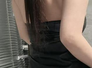 微密圈 – 奶雯的长腿原图，穿越屏幕感受光滑触感，哈哈！