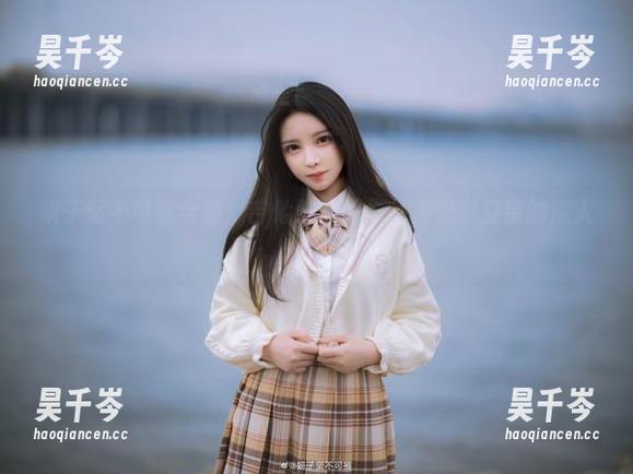妍子坚不可摧全景：吉他妹妹的作品，光影交错的迷人节拍