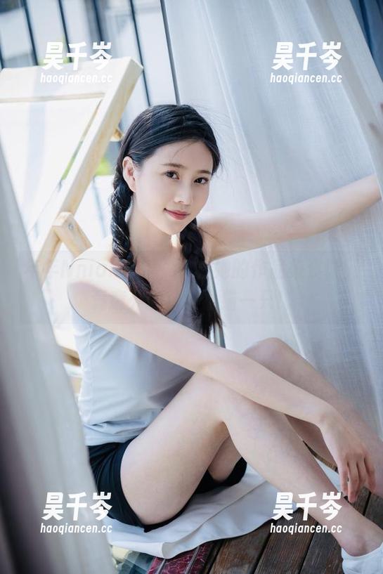 年年Nnian 年年Nnian白裙,穿着她的作品集资源,竟意外收获了小猫一只!