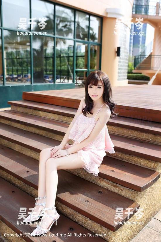 推女神 - Kiren_程程程的教室合集：书桌上的颜值大战，精选让人忍俊不禁的Pose！