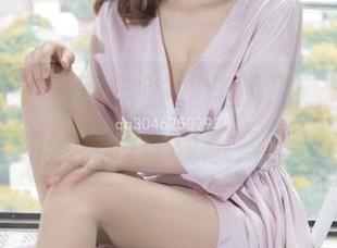 梦丝女神 – 看看这张刘佳的最新图片，笔直的丝袜腿让我想多了……