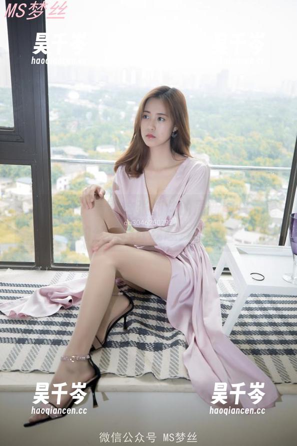 梦丝女神-刘佳 梦丝女神 - 看看这张刘佳的最新图片,笔直的丝袜腿让我想多了……