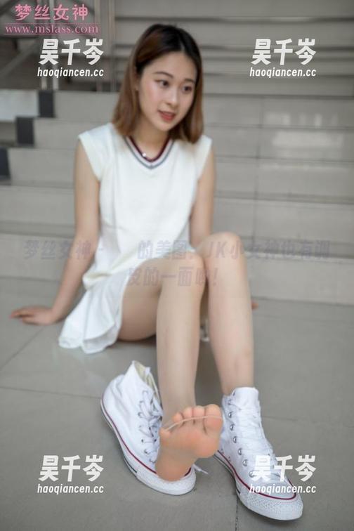 梦丝女神-玥玥 梦丝女神 - 玥玥的美图:JK小女神也有调皮的一面哟!
