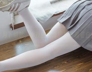 森萝财团 – 月下悄然，小夜的最新图库里藏着白丝秘密004