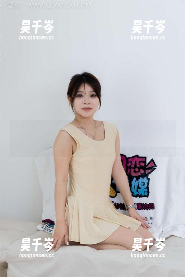 物恋传媒 - 在线看佳琪清纯写真，有点俏皮又透出几分懵懂，真妙！