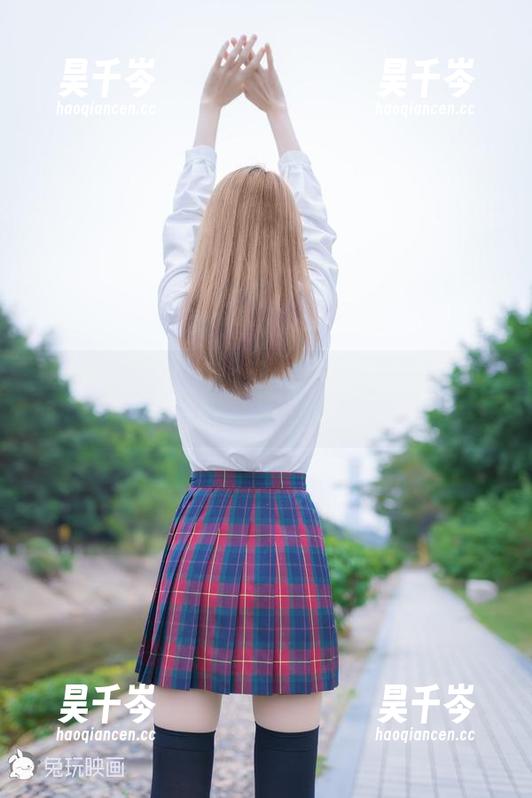 在风中起舞的祖木子：白衬衫裸脚写真集精选