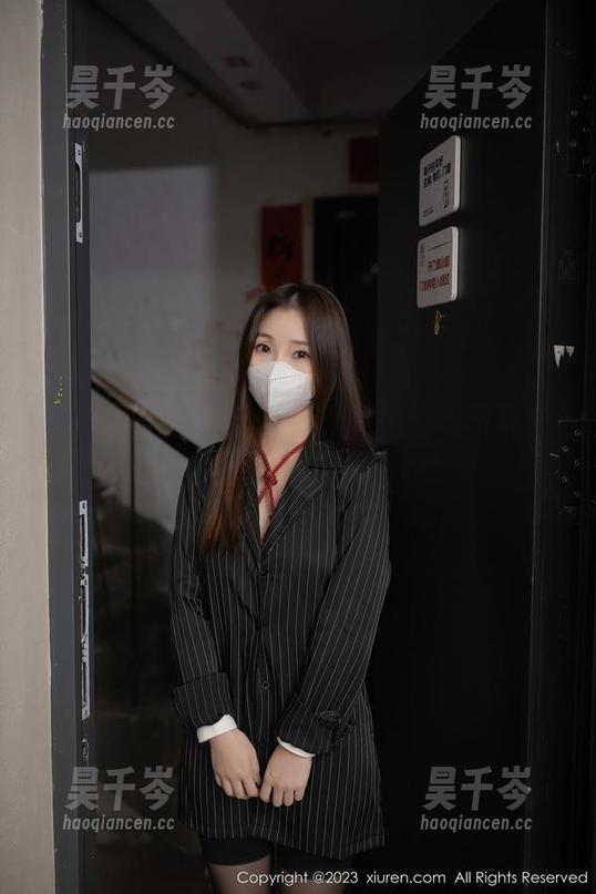 秀人网 - 阳光、泳池、Mila嘟嘟写真：感觉就像是在喝冰饮料！