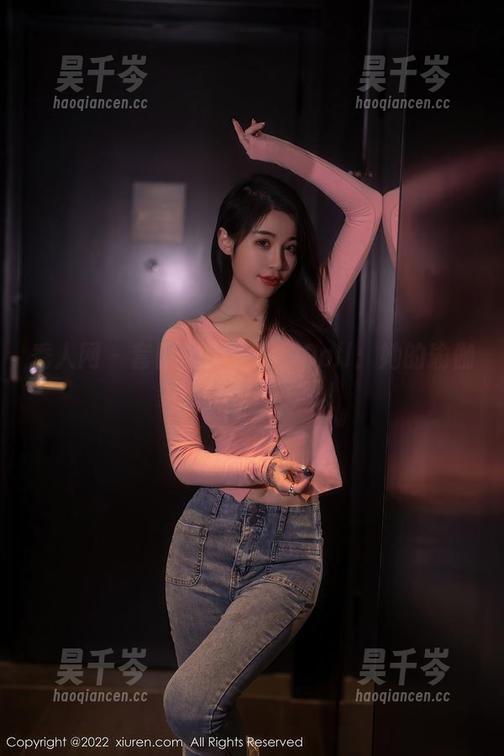 秀人网-养乐多Doll 秀人网 - 套图里的养乐多Doll:她的瑜伽姿势也太撩了吧!