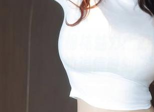 秀人网 – 唐安诺的棉袜魅力：那些免费照片背后的温情时刻
