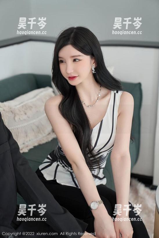 秀人网-奶酥 秀人网 - 校园里的奶酥美图:看她如何把书本当道具