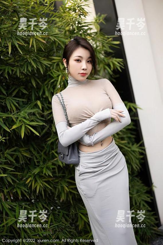 秀人网 - 作品中的牛仔裤：娜露不需要圣光来照亮自己的魅力！