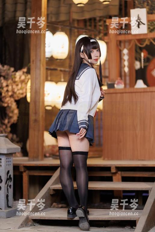胡桃猫Kurumineko带你领略甘雨OL的写真之美，快来感受这波美图的温度！