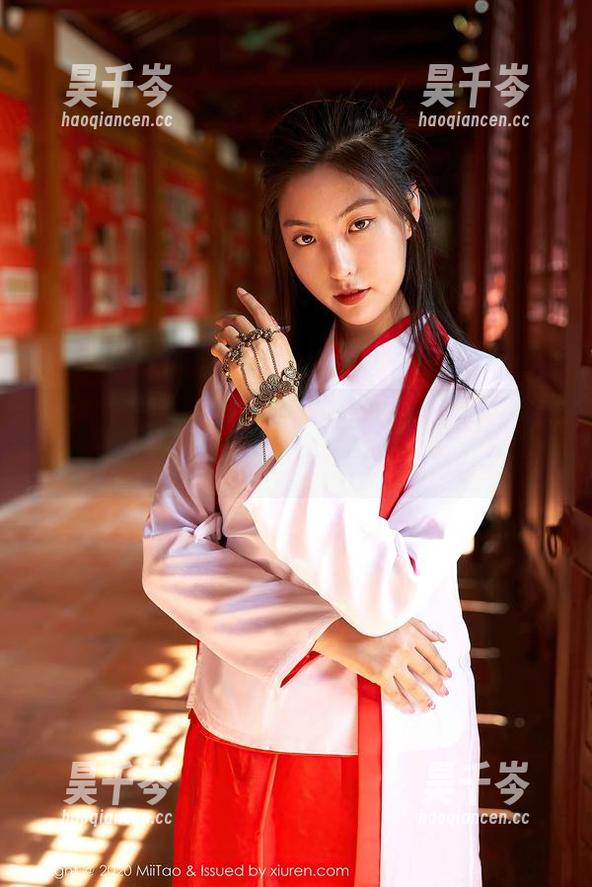 蜜桃社-Cris_卓娅祺 蜜桃社 - 在线探秘Cris_卓娅祺白裙:是裙子灵动还是她太会摆姿势?