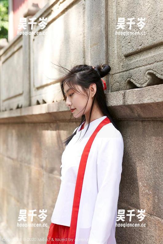 蜜桃社 - 吊带美图，只有美绪能把它穿得如此懒得理人！