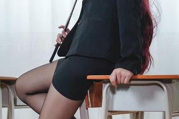 让你在家也能在线：蜜汁猫裘的居家写真，感觉她的房子真好住。