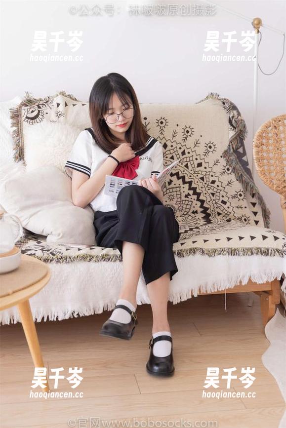 袜啵啵 - 白棉袜：苏苏的图包中藏着柔软与温暖的奇遇记