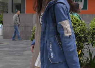 魔镜街拍 – 资深OL的黑丝魅力：婷婷的极品工作日常套图！