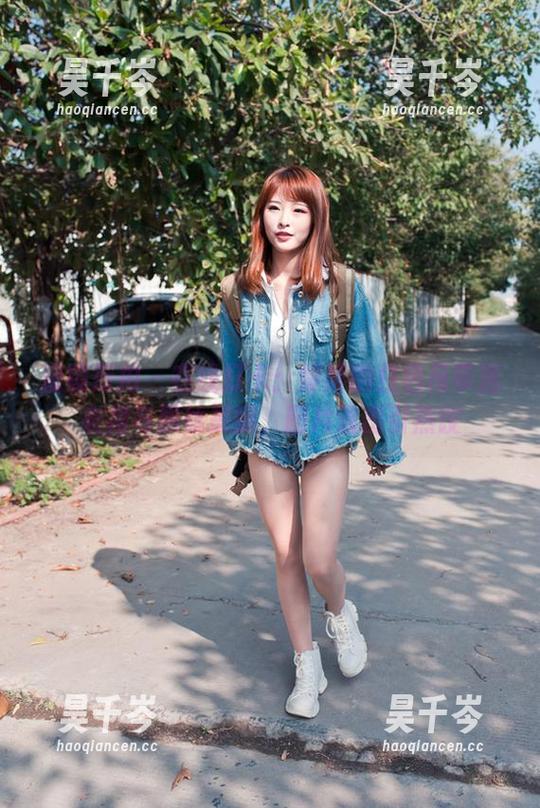 魔镜街拍 - 在线打卡：婷婷的白色吊带连衣裙与黑丝美腿，图片流出引热议