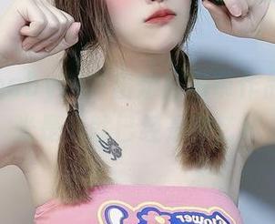 鹿八岁baby新鲜出炉！吊带作品，无需多言，光是看就已经是件艺术品了。