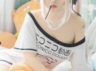 黑猫猫ovo图包：在裸足的世界里，感受每一寸光影